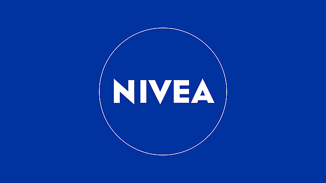 Le logo NIVEA sur un fond bleu symbolise les efforts pour lutter contre la contrefaçon de shampoing en Russie. En collaboration avec SCRIBOS, NIVEA a introduit la solution de sécurité HoloSpot®. Cette fonction de protection contre la contrefaçon, sérialisée, s’intègre parfaitement à la production et permet une authentification tout au long de la chaîne de distribution, renforçant ainsi la confiance du marché.