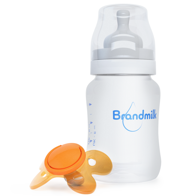 Eine hochwertige Babyflasche mit der Aufschrift „Brandmilk“ und ein orangefarbener Schnuller daneben. Diese Darstellung steht für die SCRIBOS-Lösungen, die die Authentizität und Sicherheit von Produkten im Bereich Säuglingspflege gewährleisten und Eltern die Echtheit und Zuverlässigkeit der Produkte zusichern.