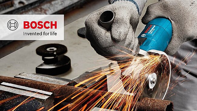 Un meuleuse d’angle Bosch en action, projetant des étincelles en découpant une barre métallique. La scène met en valeur la performance et la fiabilité des outils électriques Bosch. Les étiquettes de sécurité VeoMark®, combinées à la plateforme SCRIBOS 360 Authentication, offrent une protection efficace contre la contrefaçon et permettent une collecte efficace des données du marché.