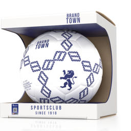 Ein Markenfußball in einer hochwertigen Präsentationsbox, verziert mit dem Logo „Brandtown Sportclub Since 1910“. Die Verpackung ist mit einem PrioSpot®-Sicherheitsetikett versehen, das offene und verborgene Sicherheitsmerkmale kombiniert, um Fälschungssicherheit und eine einfache Authentifizierung zu gewährleisten. Dieses Etikett garantiert die Echtheit des Balls und stärkt das Vertrauen der Verbraucher in die Marke.
