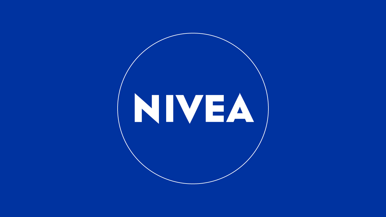 Das NIVEA-Logo auf blauem Hintergrund symbolisiert die Bemühungen zur Bekämpfung gefälschter Haarpflegeprodukte in Russland. In Zusammenarbeit mit SCRIBOS hat NIVEA die Sicherheitslösung HoloSpot® eingeführt. Diese serialisierte Fälschungsschutzfunktion ist nahtlos in die Produktion integriert und ermöglicht eine Authentifizierung über die gesamte Lieferkette hinweg, wodurch das Vertrauen des Marktes gestärkt wird.